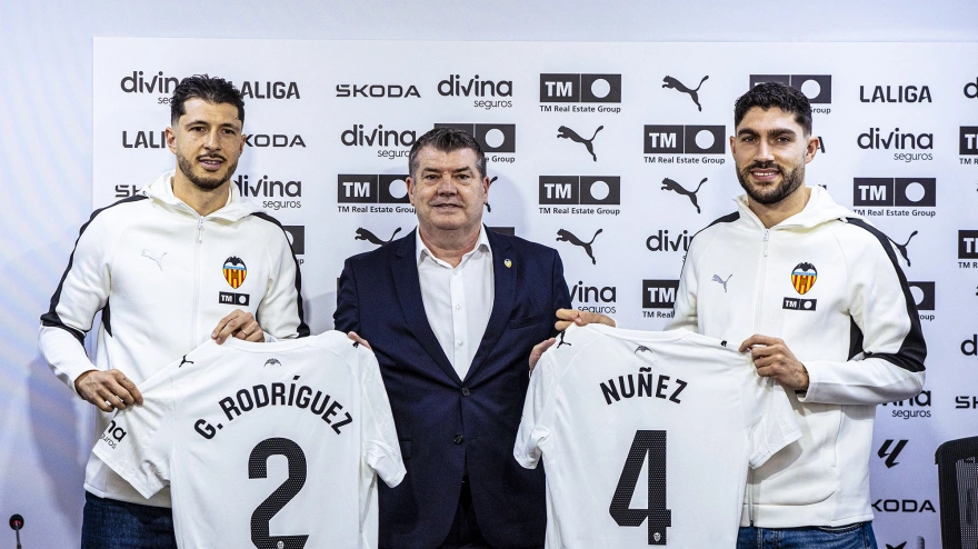 Los nuevos fichajes del Valencia CF, junto a Ron Gourley