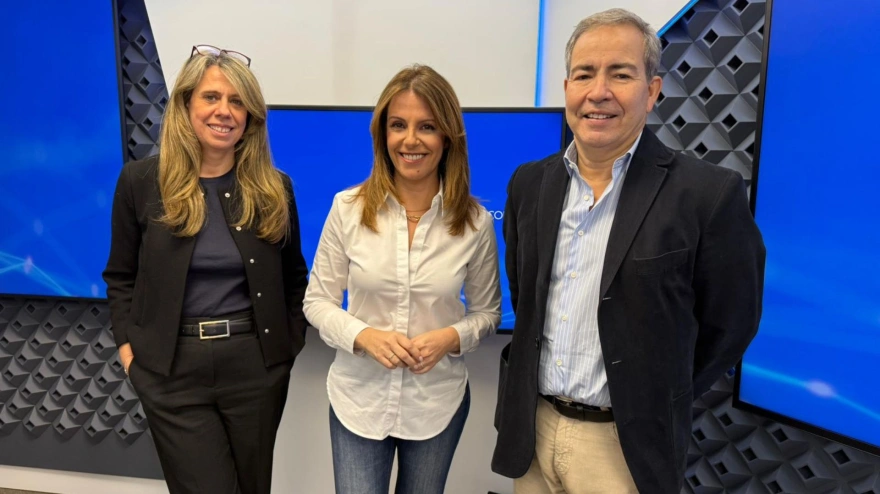 Marta Gutiérrez, CEO de DENTSU Creative (i); Pilar García Muñiz, presentadora de 'La Tarde' de COPE (c); y Jaime López-Francos, CEO de Dentsu Iberia