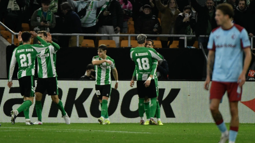 Los jugadores del Betis celebran el 1-0 de Antony contra el Feyenoord