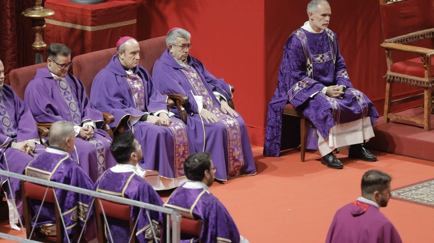 El presidente de la Conferencia Episcopal, Luis Argüello junto al arzobispo de Huelva, Santiago Gómez Sierra, durante la misa funeral en memoria de las 45 personas fallecidas en el accidente ferroviario de Adamuz