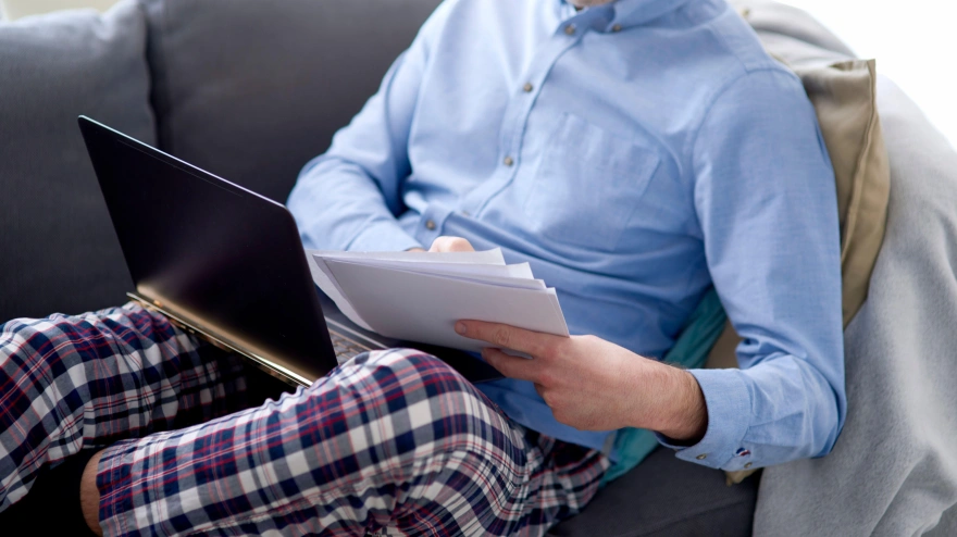 Hombre de baja por enfermedad trabajando desde casa