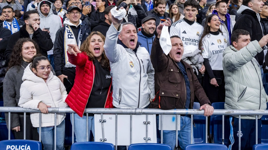 Un grupo de aficionados sacan sus pañuelos y pitando a los jugadores del Real Madrid