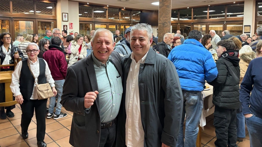 Justo García, anterior propietario y José Fernández, actual propietario del Yumay durante la espicha celebrada este jueves