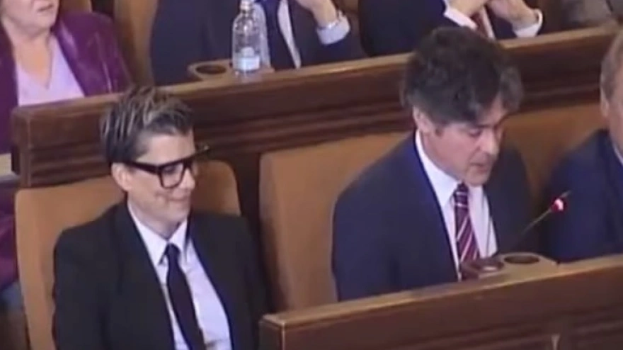 Arturo Barral junto a Eva Arias durante el pleno municipal