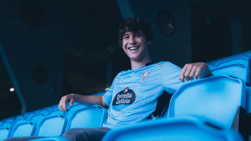 Fer López posa en Balaídos tras su retorno al Celta