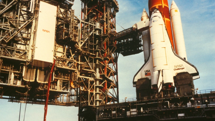 El transbordador espacial Challenger en la plataforma de lanzamiento móvil