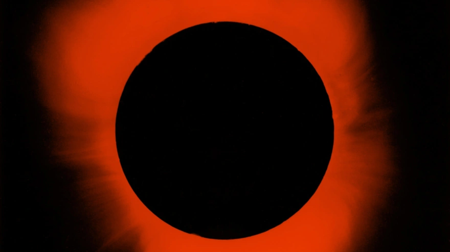 Corona solar fotografiada durante el eclipse