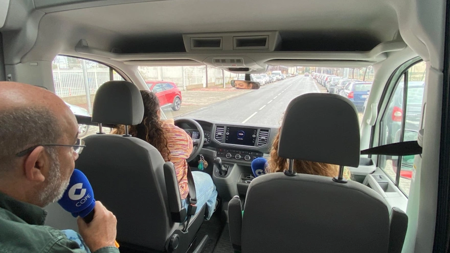 Ángel Expósito con María José Martínez, la coordinadora del centro de atención a mujeres en situación de prostitución, y Rocío Mora, la coordinadora general de APRAM, la asociación para la prevención, reinserción y atención a la mujer prostituida