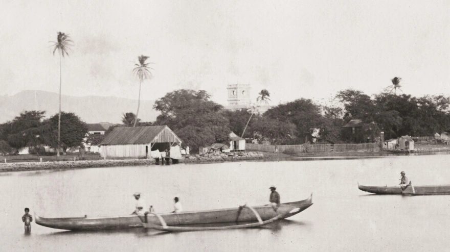 Fotografía antigua del siglo XIX: canoas en Honolulu, Hawái.