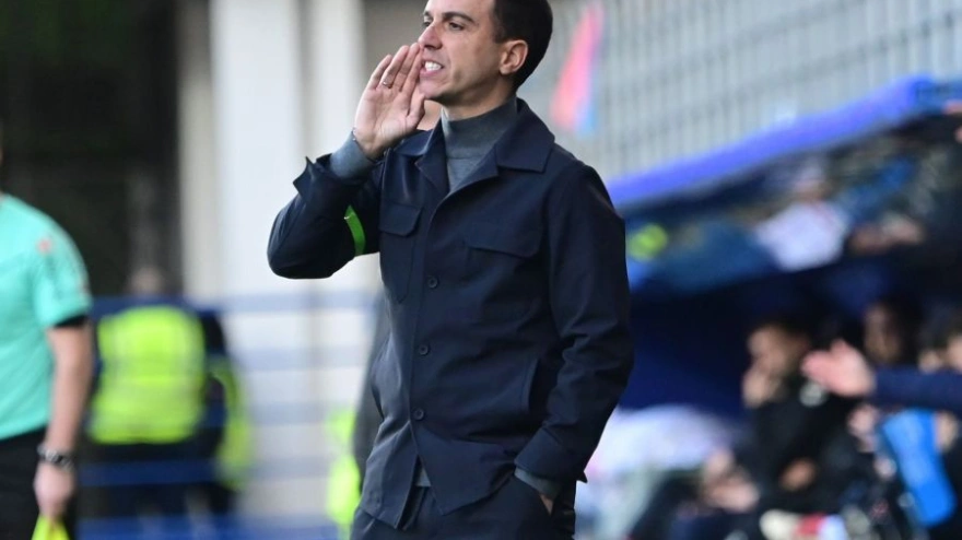 Borja Jiménez, en el banquillo de Ipurúa durante el Eibar-Sporting