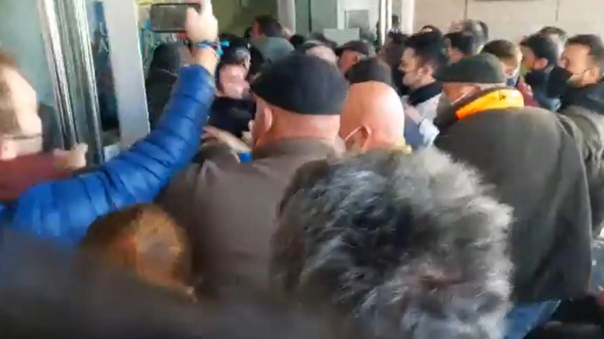 manifestantes durante el asalto al pleno de Lorca en 2022