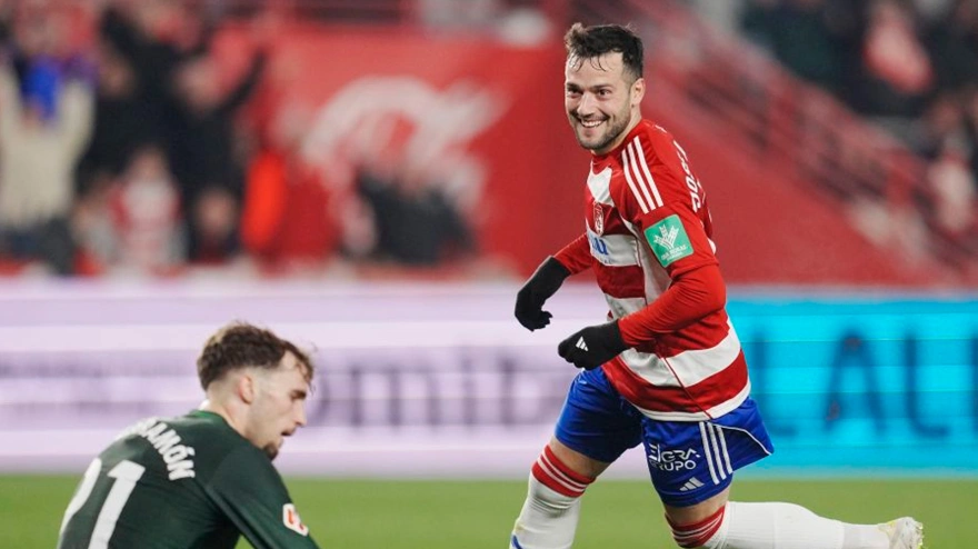 José Arnaiz celebra el gol marcado para el Granada frente al Racing de Santander