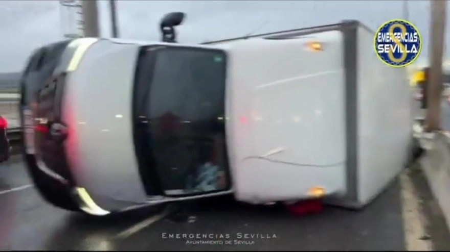 Camión volcado en el Puente del Centenario de Sevilla