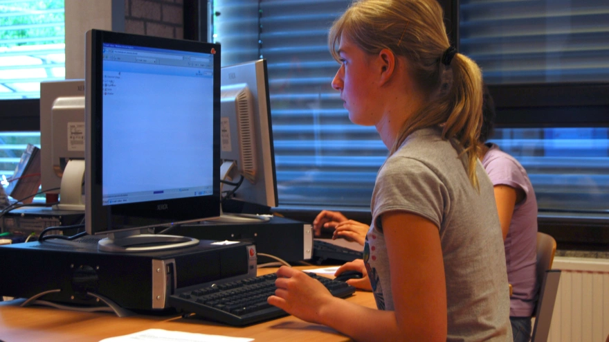 Estudiante realizando trabajos con ChatGPT