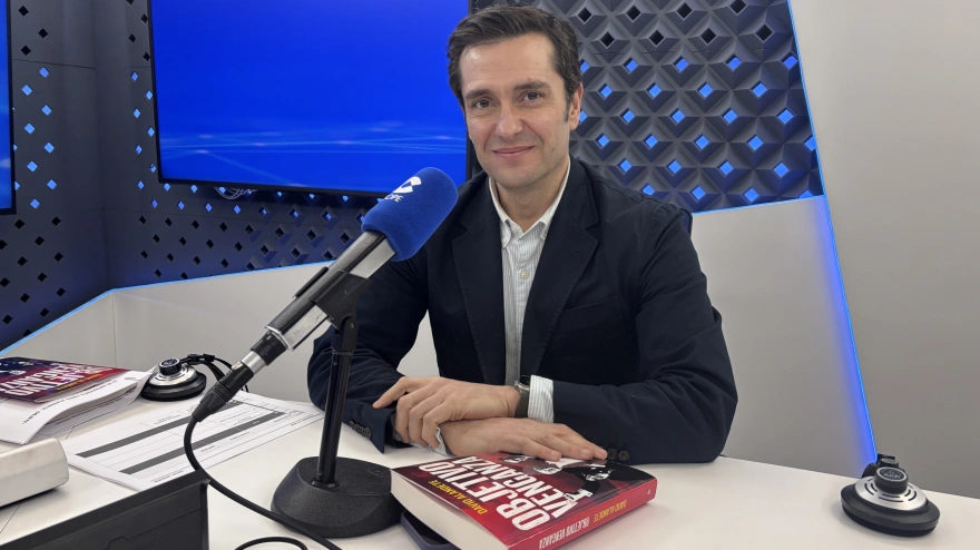 David Alandete presentando su libro en La Tarde