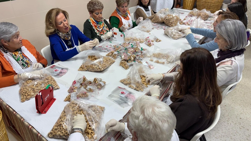 Antiguas alumnas de las Mercedarias durante el envasado de los tradicionales rollicos de San Blas