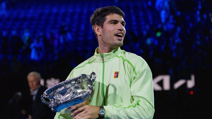 Carlos Alcaraz posa con la Norman Brookes Challenge Cup después de derrotar al cuarto cabeza de serie Novak Djokovic en la final individual masculina del Abierto de Australia 2026 en Melbourne, Australia.