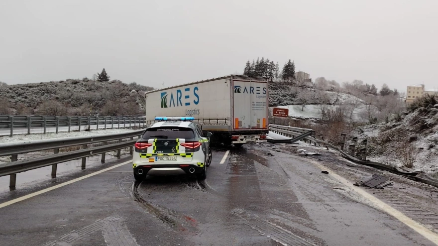 El trailer quedó cruzado en la vía ocupando los dos carriles sentido Vigo por la nieve