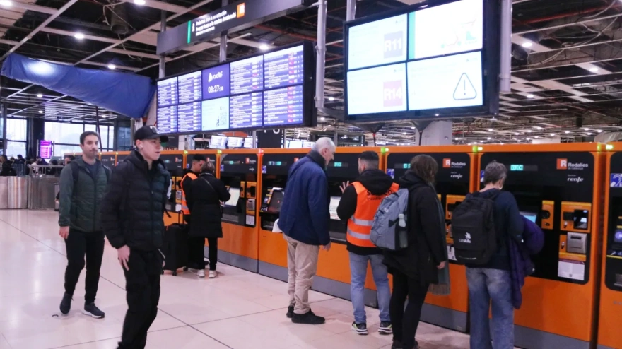 Usuarios de Rodalies en la estación de Sants, en las máquinas expendedoras de billetes del tren