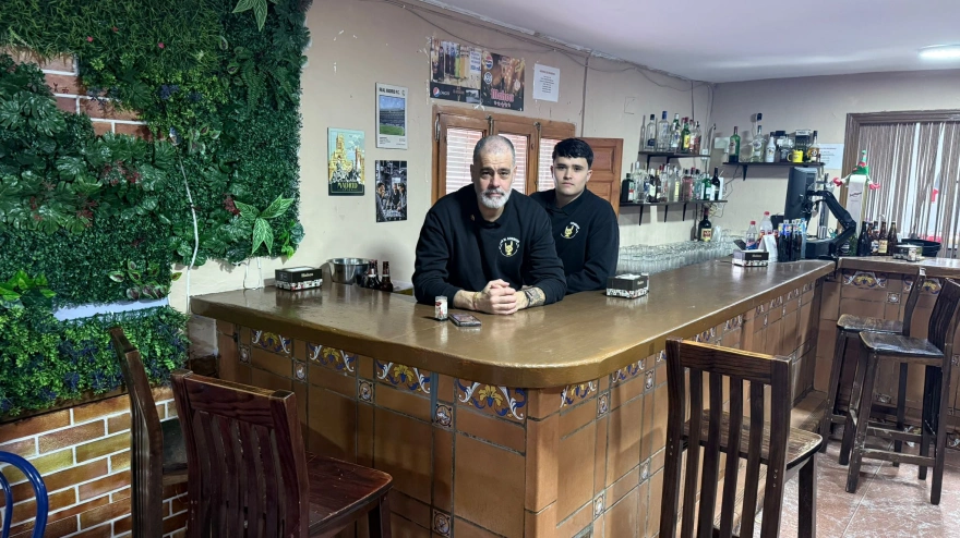 Paco y su hijo en el bar de Torrubia del Campo