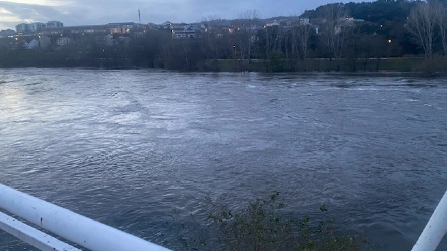 El río Miño anega paseos fluviales y zonas termales como las pozas públicas de A Chavasqueira o el Muiño das Veigas