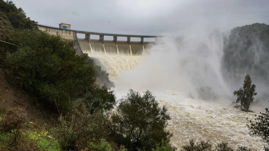 Vista del embalse del Gergal desembalsando agua del río Guadalquivir por las lluvias de estos días, en la provincia de Sevilla