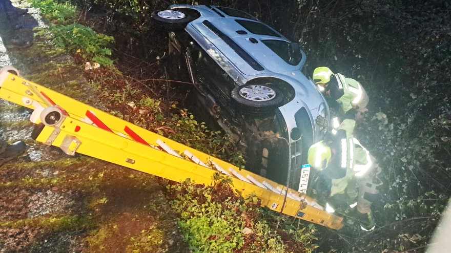 Rescatan a un conductor atrapado tras caer con su furgoneta por un terraplén en Villafranca del Bierzo