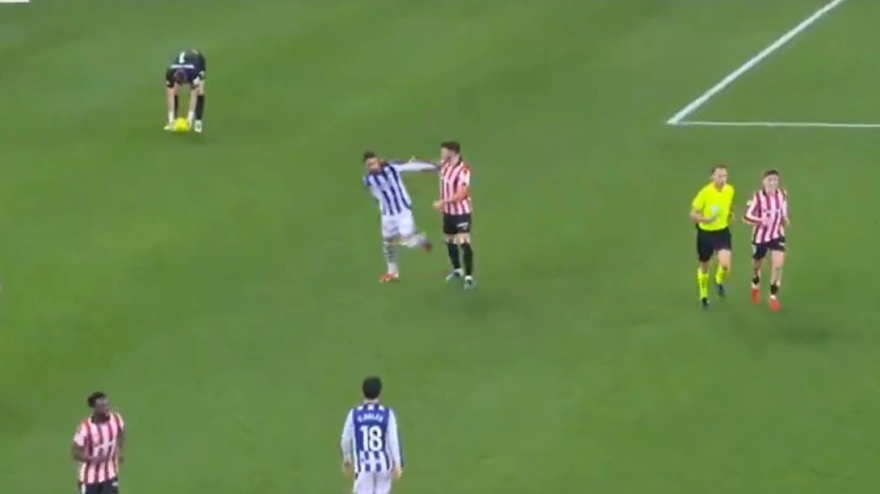 Roja a Brais Méndez por un manotazo a Paredes