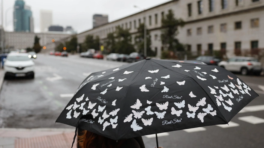 Una mujer se protege de la lluvia