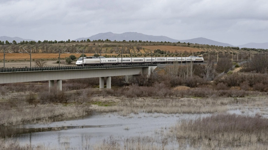Un tren pasa por encima del cauce del río Guadiana