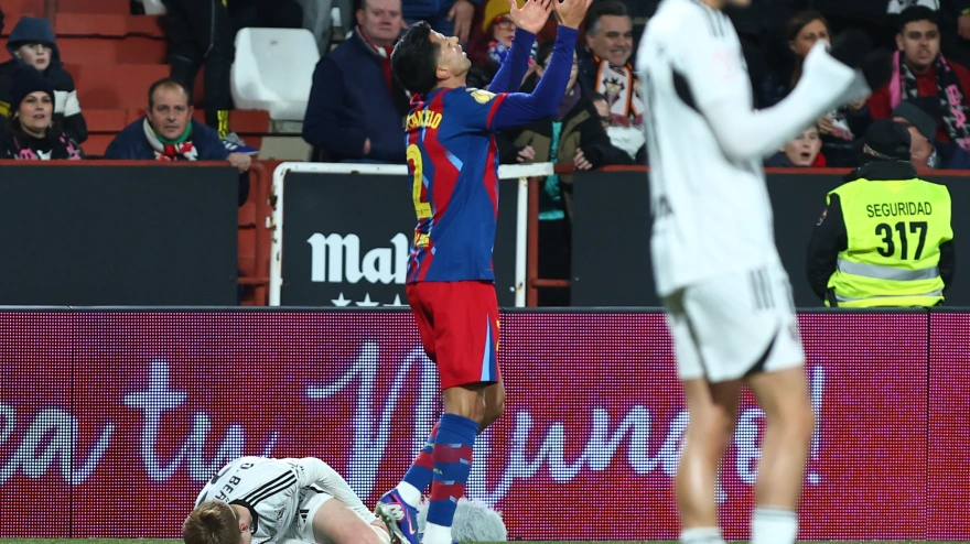 Cancelo se lamenta tras ver la tarjeta amarilla en el Albacete - Barcelona