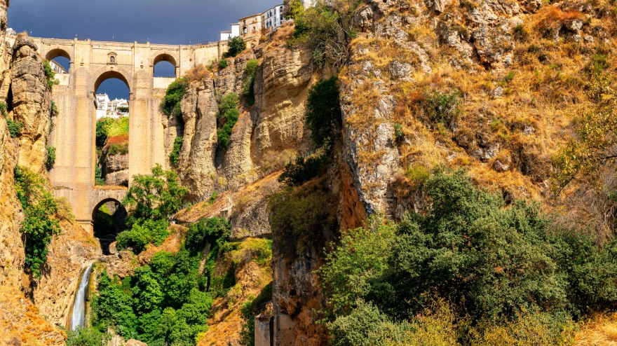 La Cascada de Ronda (Cascada de Ronda) es una caída de 25 m en el Desfiladero del Tajo en el Río Guadalevín debajo del Puente Nuevo, provincia de Málaga, Andalucía