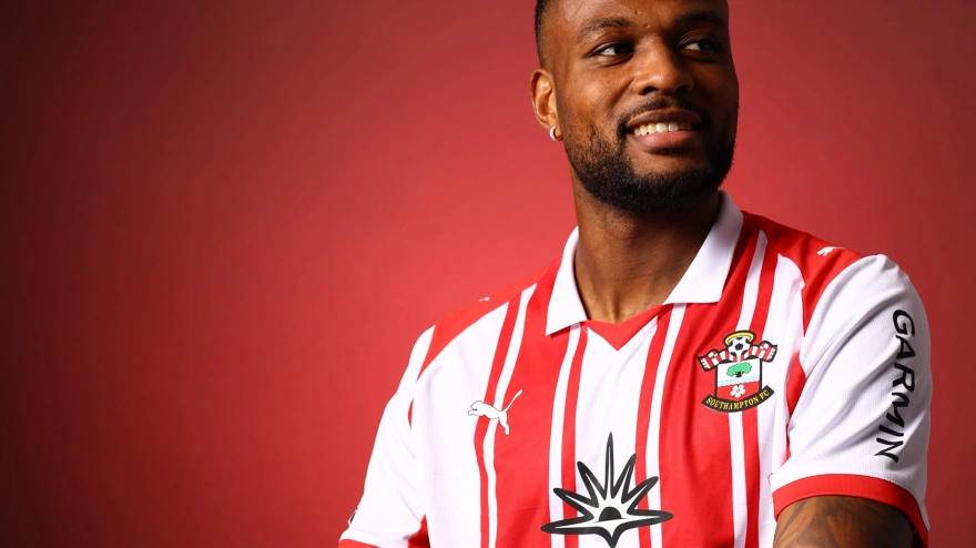 Cyle Larin posa con la camiseta del Southampton FC