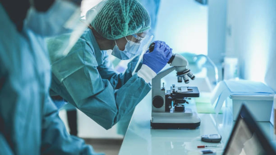 Investigadora en el laboratorio