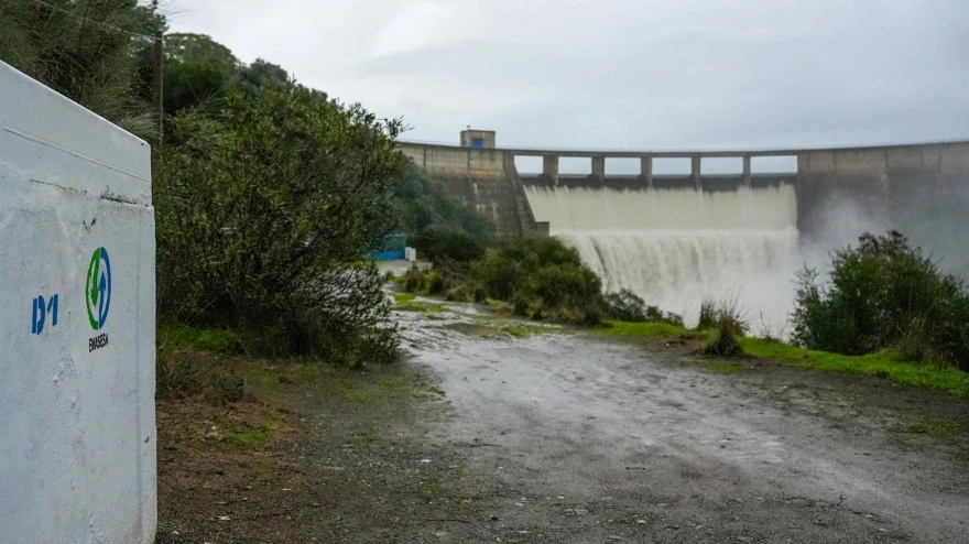 Imágenes del embalse del Gergal desembalsando agua.