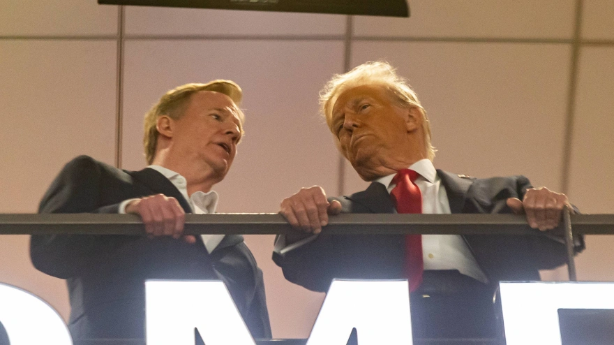 Roger Goodell, comisionado de la NFL, habla con Donald Trump en el último Super Bowl.