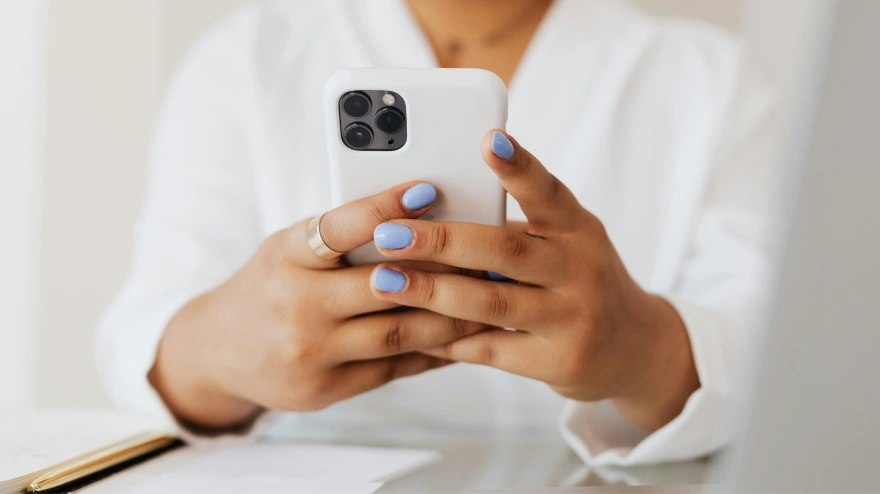 Imagen de recurso de una mujer con un móvil