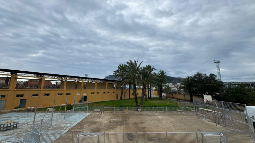 Dénia impulsa el deporte gratuito con una nueva pista multideportiva al aire libre