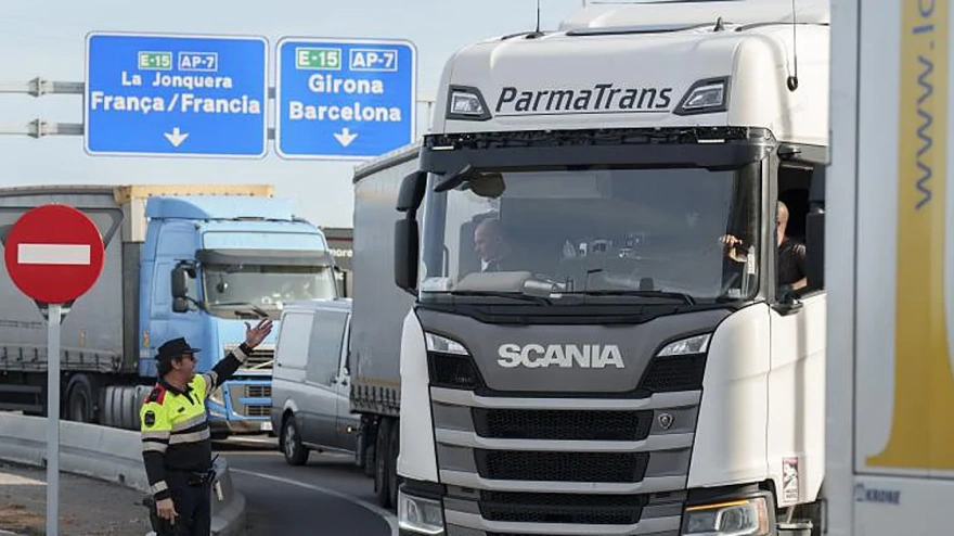 La crisis de la movilidad en Catalunya afecta al sector del transporte con más kilómetros y tiempo