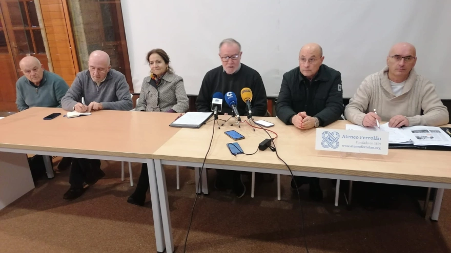 La rueda de prensa del Foro Cidadán do Ferrocarril tuvo lugar en el Ateneo Ferrolán