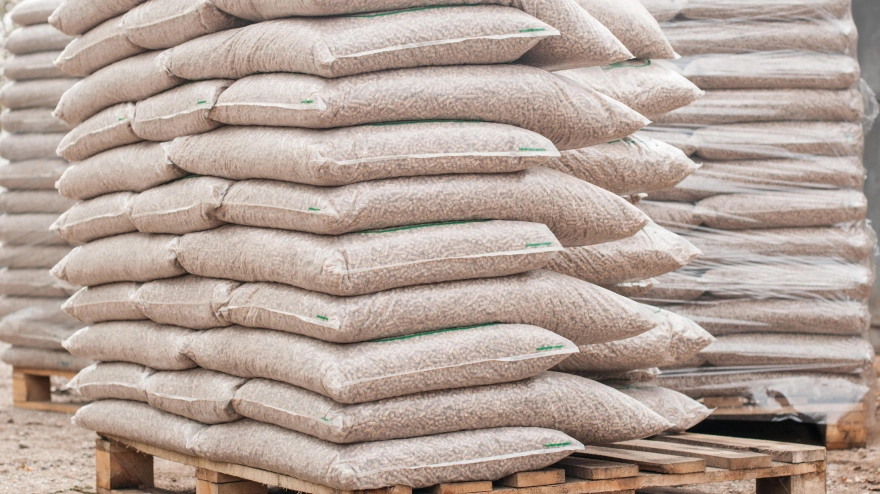 Pila de sacos de pellets, que se apilan sobre palés.