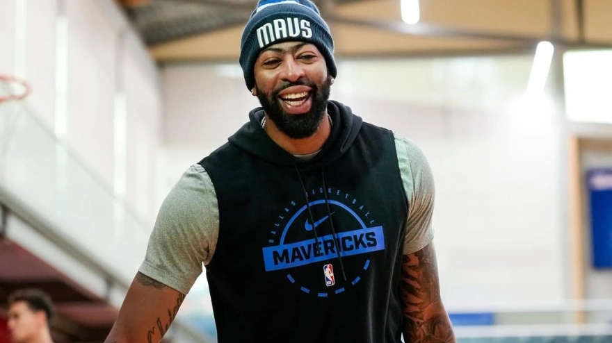 Anthony Davis, durante un entrenamiento con los Mavs