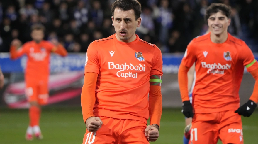 Oyarzabal celebra su gol en el Alavés-Real Sociedad