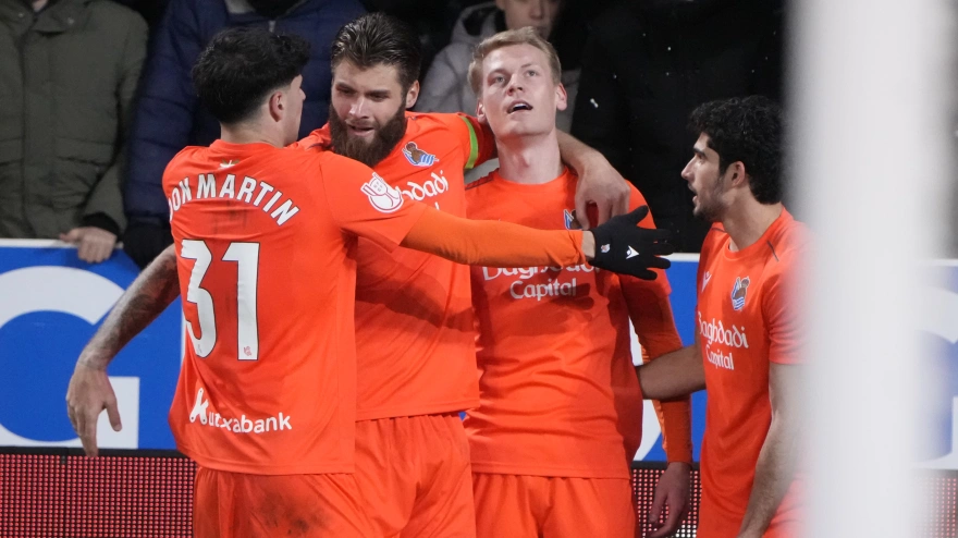 Los jugadores de la Real Sociedad celebran el gol de Oskarsson ante el Alavés
