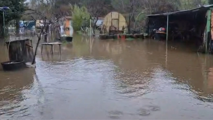 El agua anega las instalaciones del campin de La Chopera en Plasencia