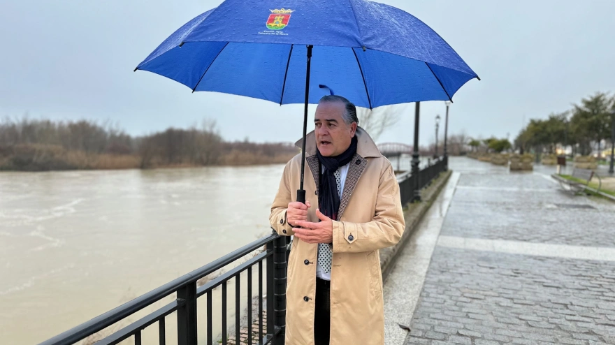 El alcalde de Talavera se ha acercado de nuevo esta mañana para ver la situación del río