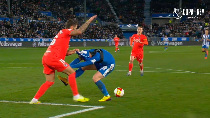 El surrealista penalti de Caleta Çar a Toni Martínez en el Alavés-Real Sociedad.