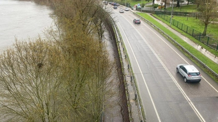El río Miño anega paseos fluviales y sigue aumentando su caudal