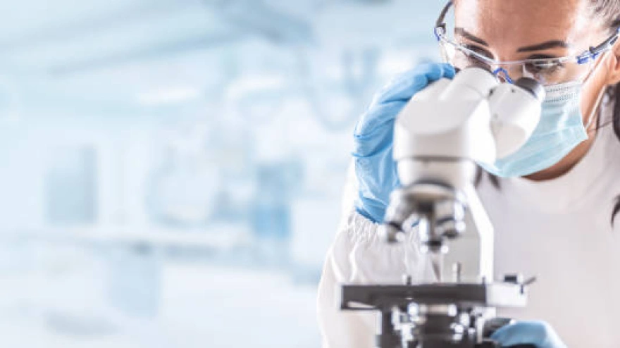 Investigadora en el laboratorio