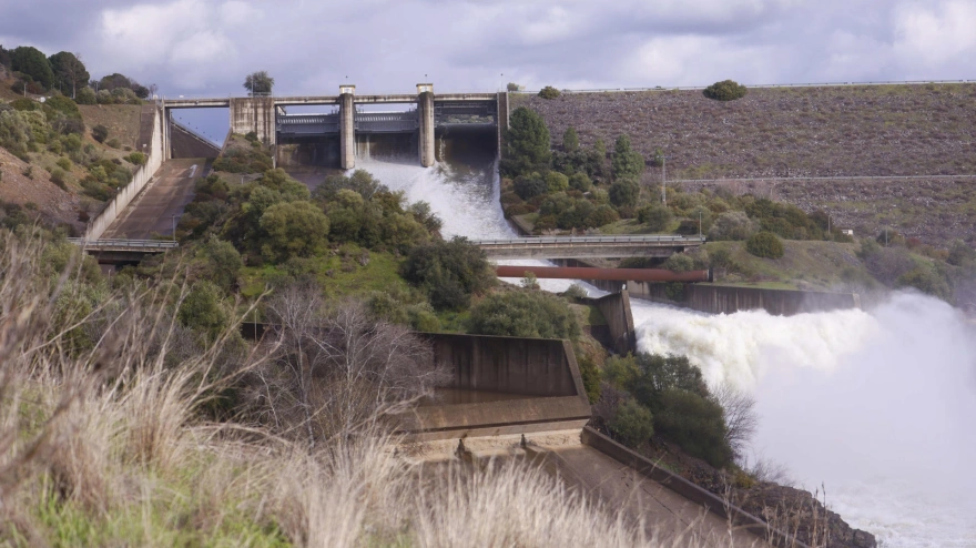 La presa del embalse de San Rafael Navallana (Córdoba) abre sus compuertas para desembalsar agua